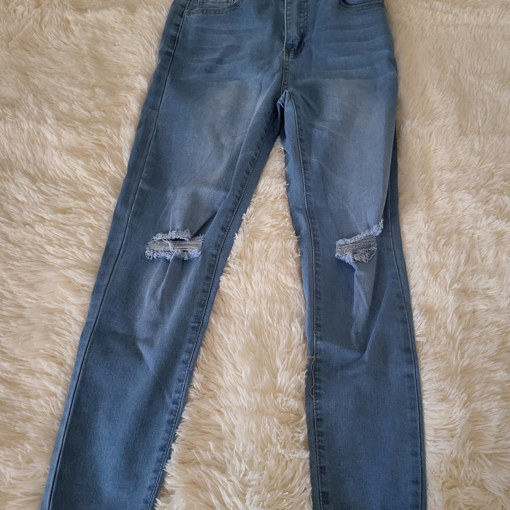 Size 4 skinny jeans with ripped design at knees